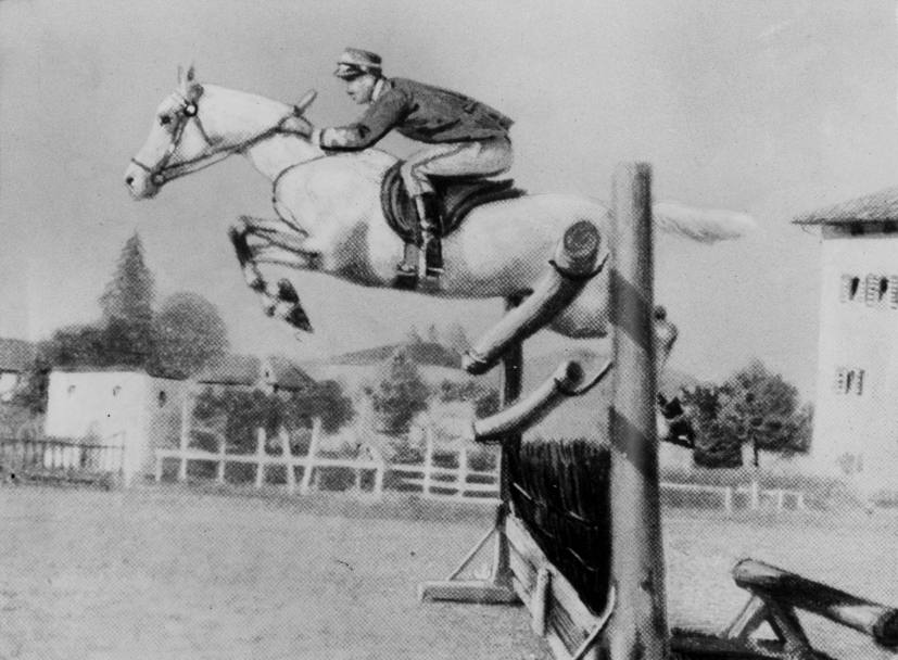 medaglia numero 1, sabato 2 giugno 1900, Parigi - equitazione salto in alto : Gian Giorgio Trissino su Oreste